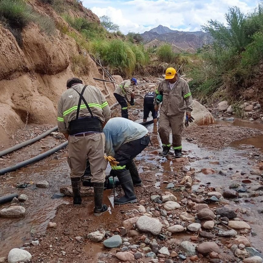 Tras las lluvias en Famatina, la Provincia despleg&oacute; un operativo para restablecer el servicio de agua potable
