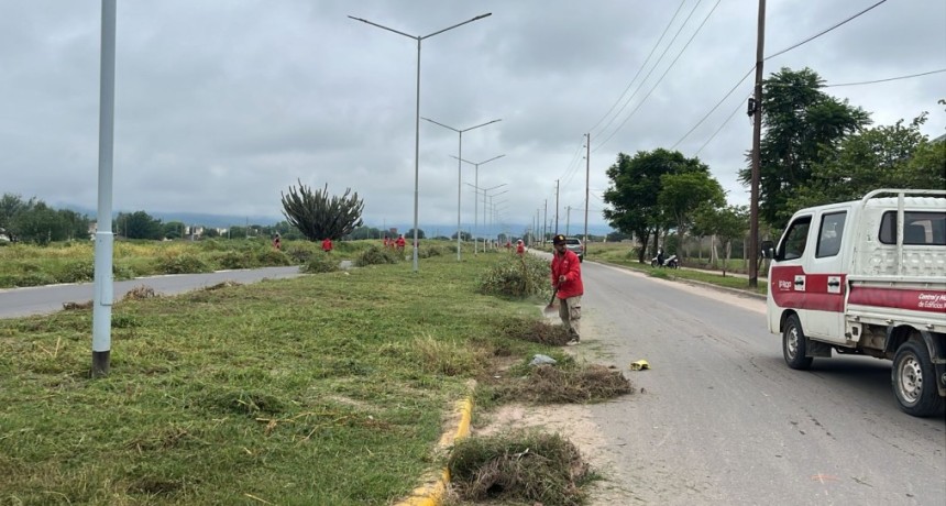 Contin&uacute;a el operativo de limpieza en la avenida Rosa Baz&aacute;n de C&aacute;mara y accesos a barrios del sur capitalino
