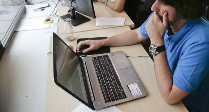 Empleados públicos nacionales con hijos de hasta 13 años deberán trabajar de manera remota