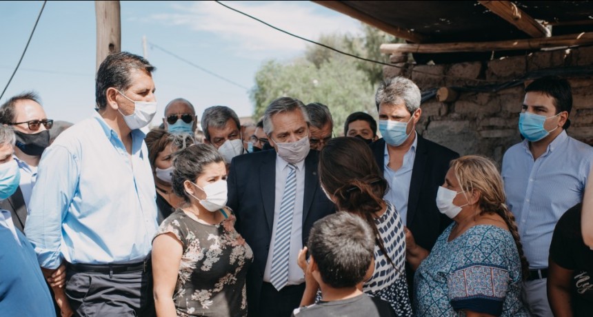  Fernández visitó San Juan tras el sismo