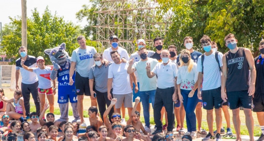 Jugadores de Riachuelo visitaron la colonia de vacaciones del Polideportivo de Vargas