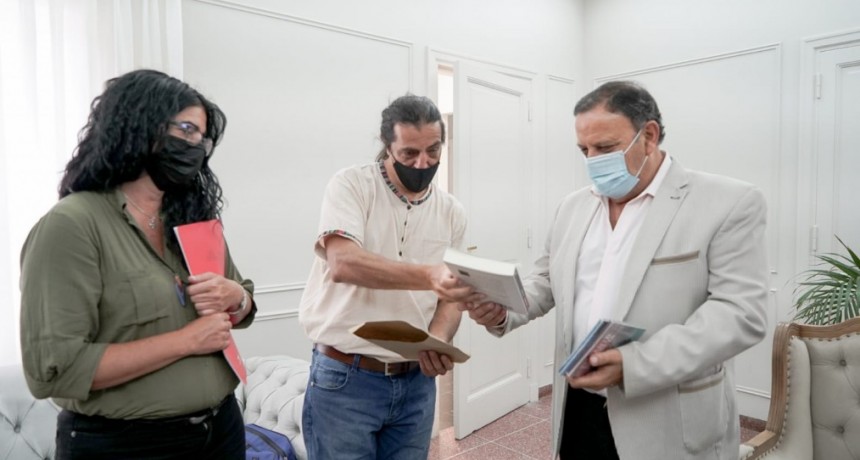 El gobernador recibió al hijo del poeta Ariel Ferraro y le presentó su obra 