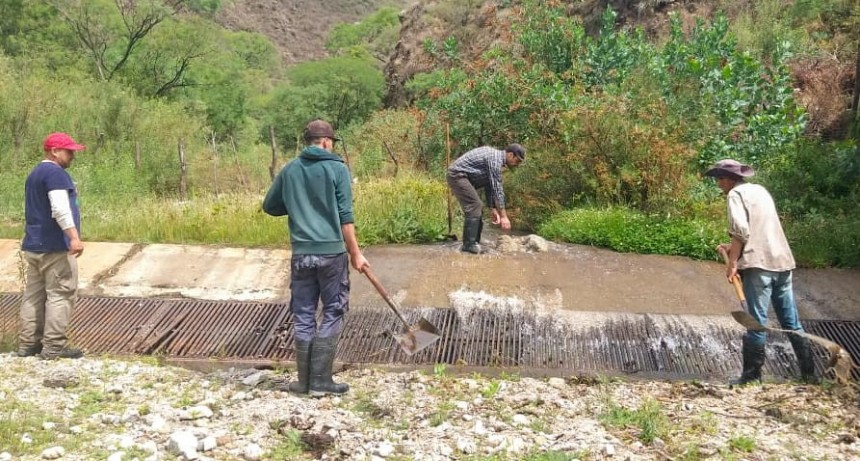 Ardua labor de mantenimiento de la obra de captación de agua en la costa riojana