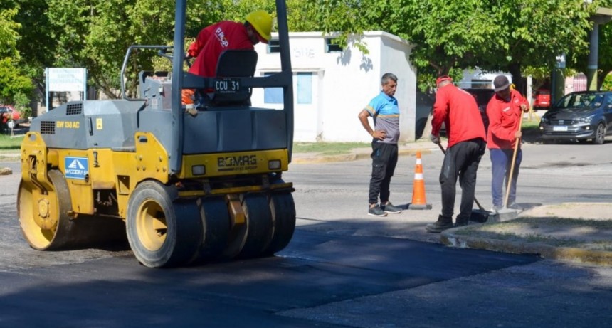 El municipio capital realiza trabajos de bacheo en el barrio Cochangasta