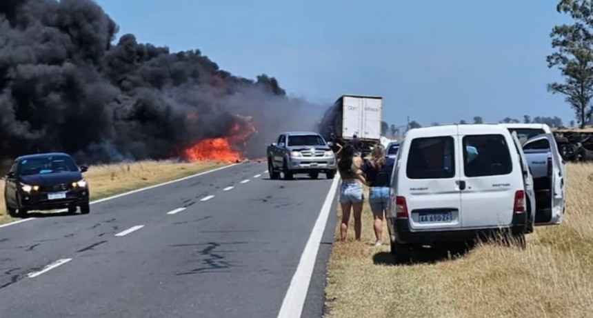 Choque e incendio de camiones en Córdoba
