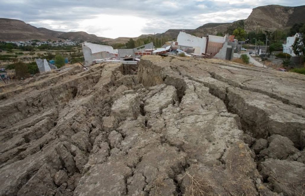 Comodoro Rivadavia declaró la emergencia geológica y evacuó a casi 300 vecinos tras el derrumbe del cerro Hermitte