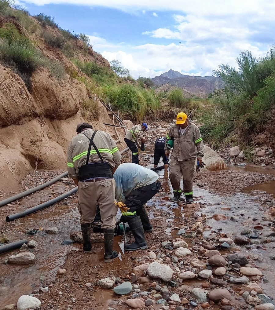 Tras las lluvias en Famatina, la Provincia desplegó un operativo para restablecer el servicio de agua potable