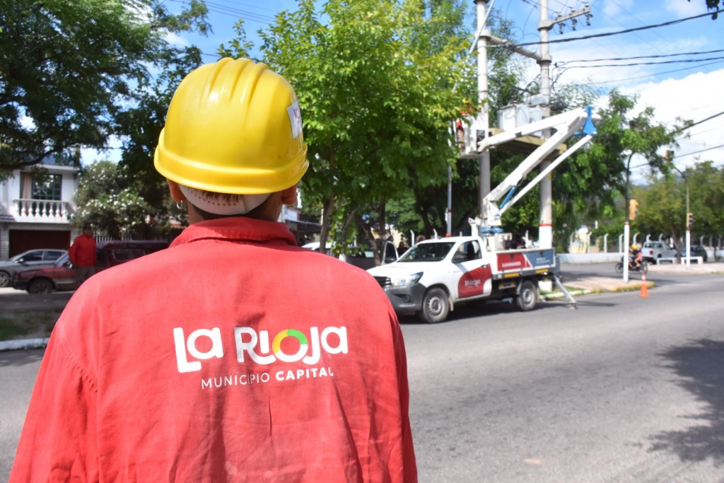 Municipio repara luminarias en varios sectores de la capital