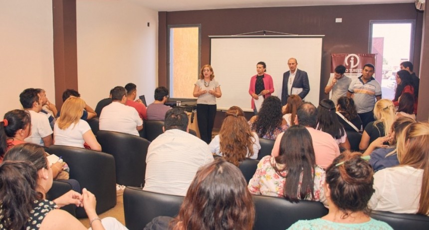 El gobierno capacita a informantes turísticos