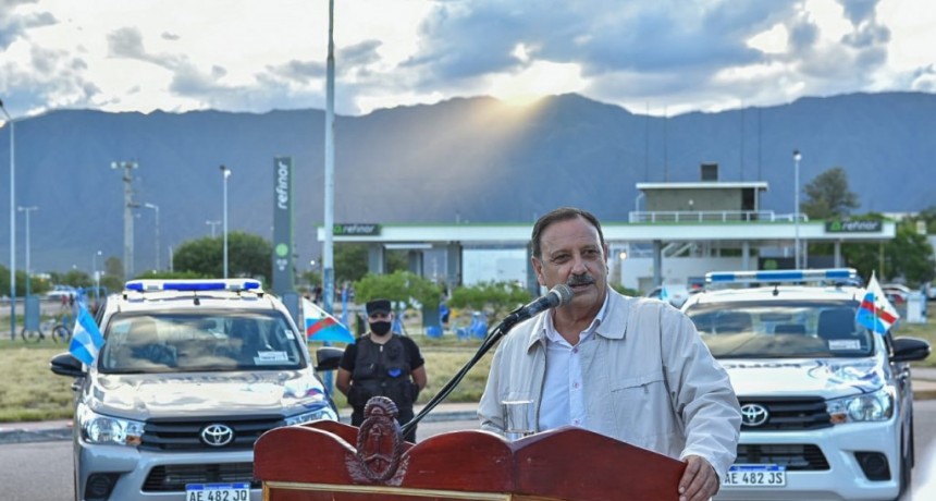  Quintela entregó móviles a la fuerza de seguridad de gran parte de la provincia