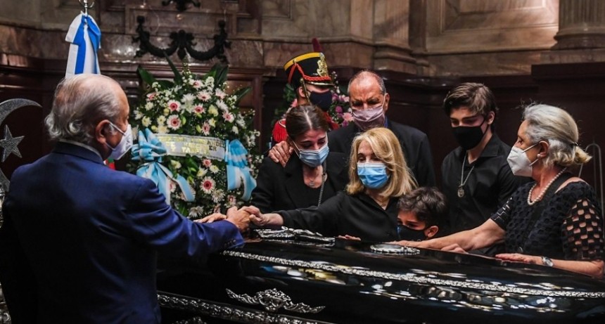 Inhumaron los restos de Menem tras una ceremonia íntima en el Cementerio de La Tablada 