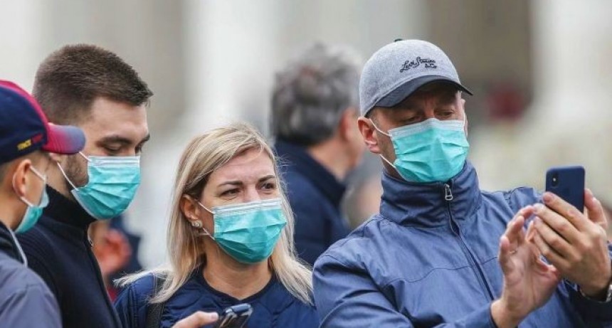 El uso de barbijos al aire libre dejará de ser obligatorio en España en los próximos días