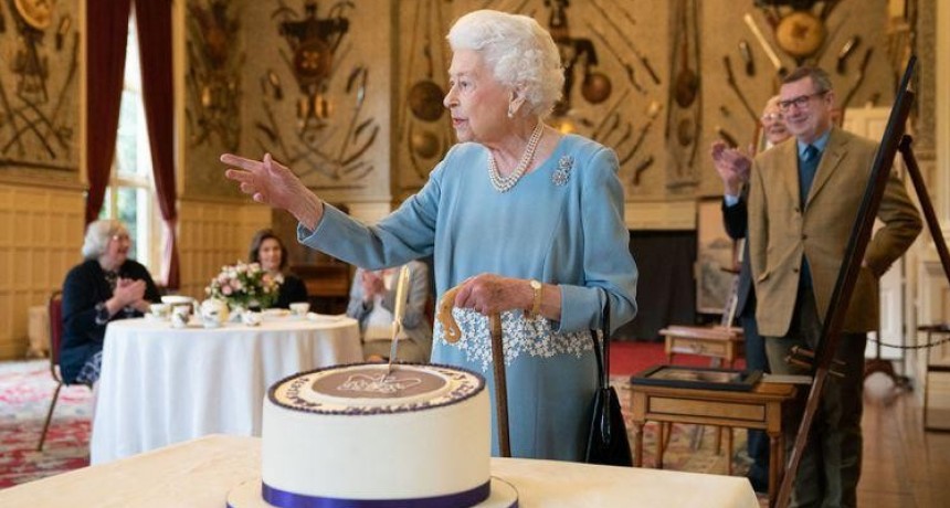 La reina Isabel II cumple 70 años en el trono del Reino Unido