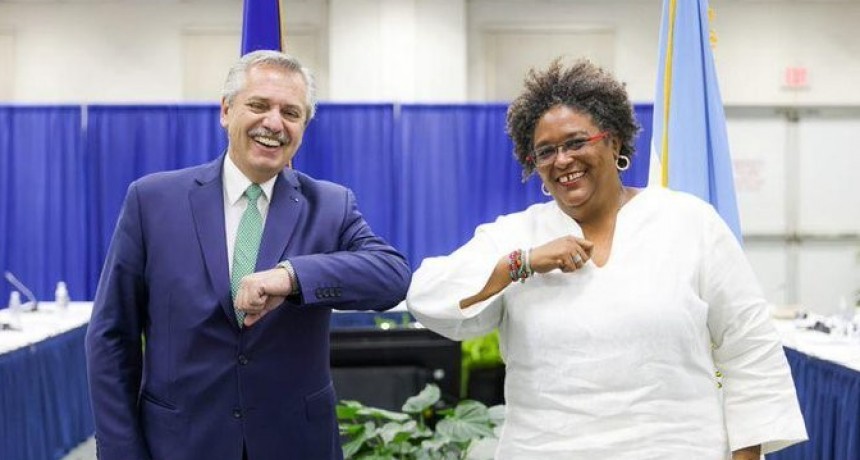 Fernández concluye su visita con una reunión con la primera ministra de Barbados