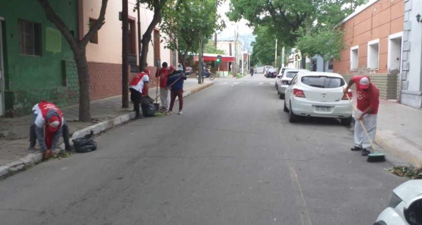 El COE se encuentra realizando operativos de limpieza por las calles del centro capitalino 