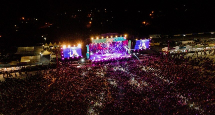 A pura fiesta y con la algarabía del público culminó la quinta noche de La Chaya