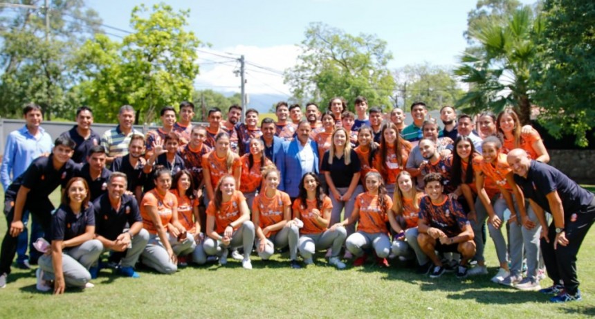 El gobernador Quintela recibió a equipos de vóley femenino y masculino 