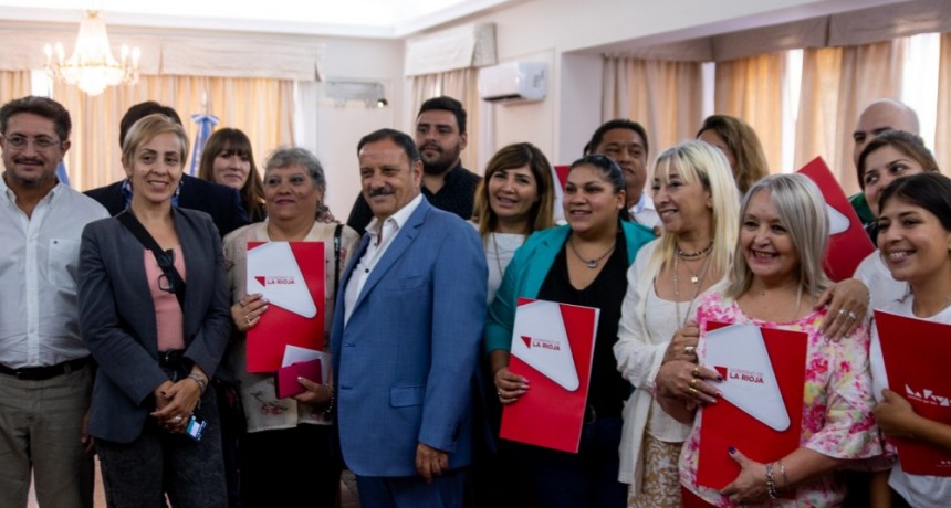 Quintela y Ortíz entregaron decretos de pase a planta a empleados de APOS