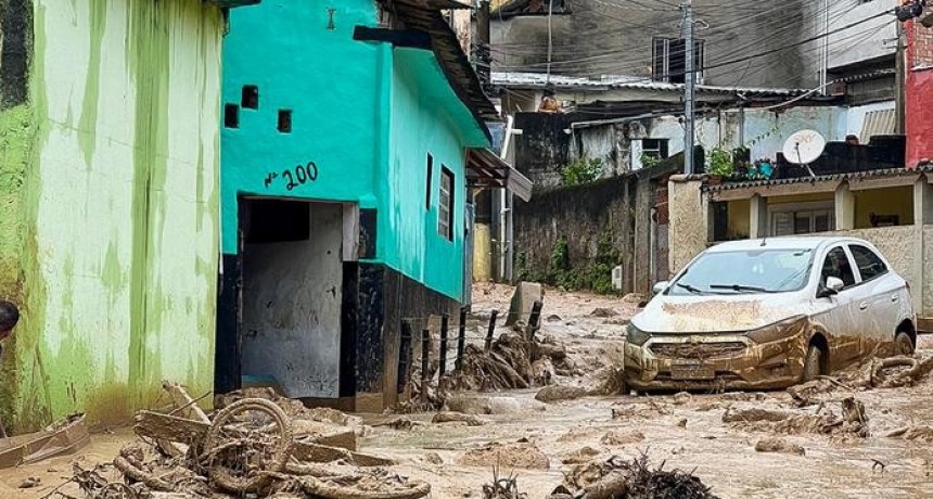 Temporal en Brasil: ya se registran 65 muertos por los derrumbes en la costa de San Pablo