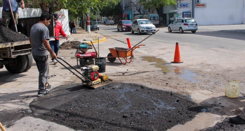 Municipio capitalino focaliza la recuperación de la transitabilidad con un intenso operativo de bacheo
