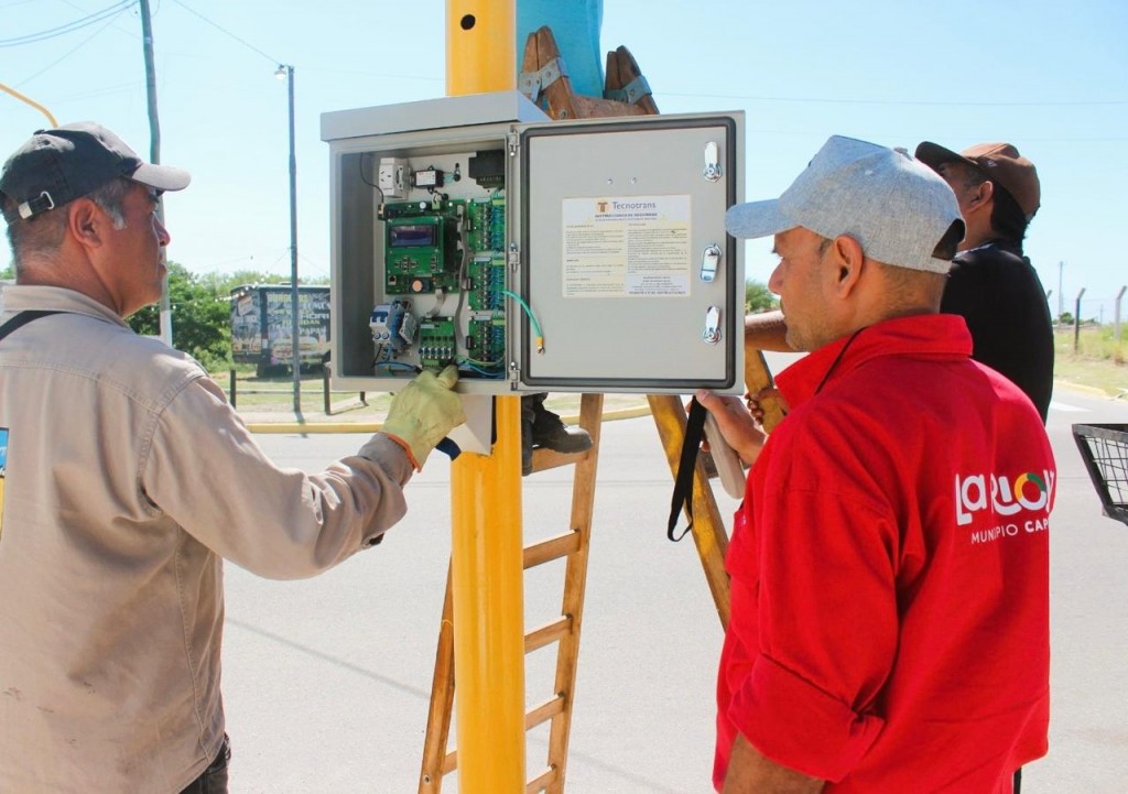 Avanza el plan de semaforización: instalaron un nuevo equipo en Rivadavia y Cabo Primero Rodríguez