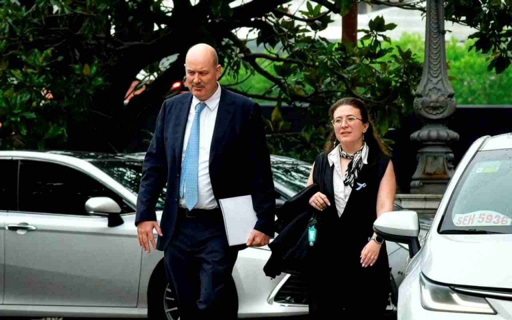 Acusan a Sturzenegger de adjudicar una suma multimillonaria a su esposa