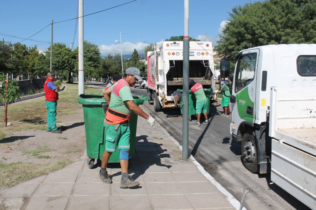 Remueven contenedores que generaban focos infecciosos