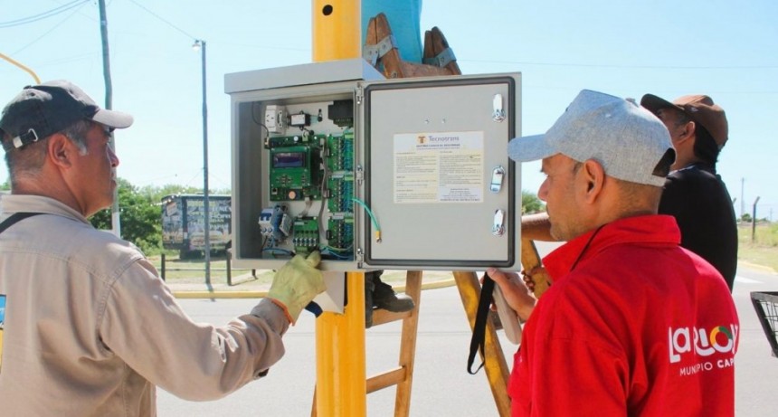 Avanza el plan de semaforización: instalaron un nuevo equipo en Rivadavia y Cabo Primero Rodríguez