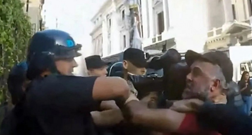 Tensión en el Congreso: detuvieron y agredieron a un camarógrafo de A24 durante protestas