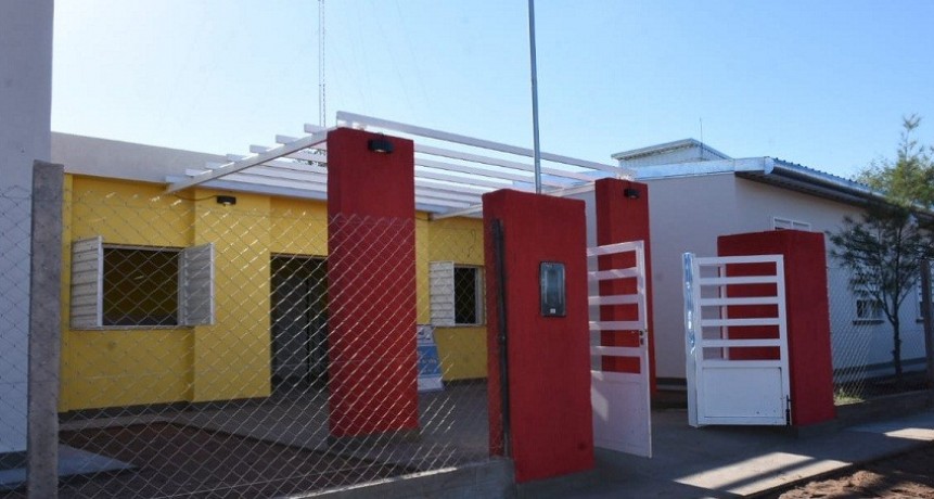 Casas visitó la escuela N°230 de Bajo Hondo e inauguró obras