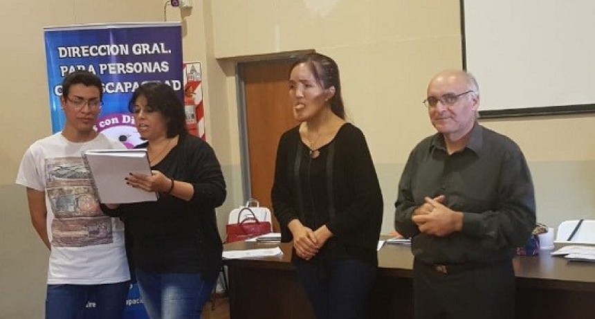 Desarrollo Social inició curso de lengua de señas