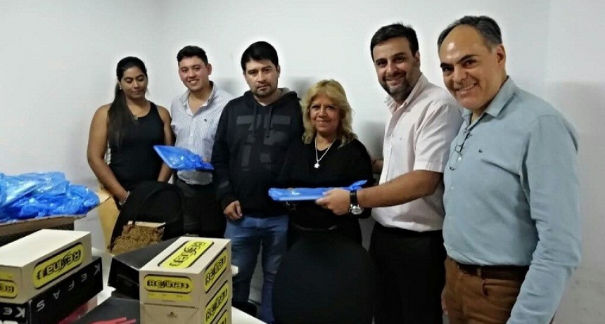El ministerio de Planeamiento e Industria asistió con kits escolares y calzados a despedidos de Confecciones Riojanas