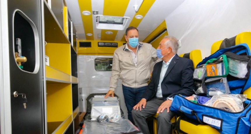 Quintela entregó siete ambulancias para Capital y Zonas Sanitarias 