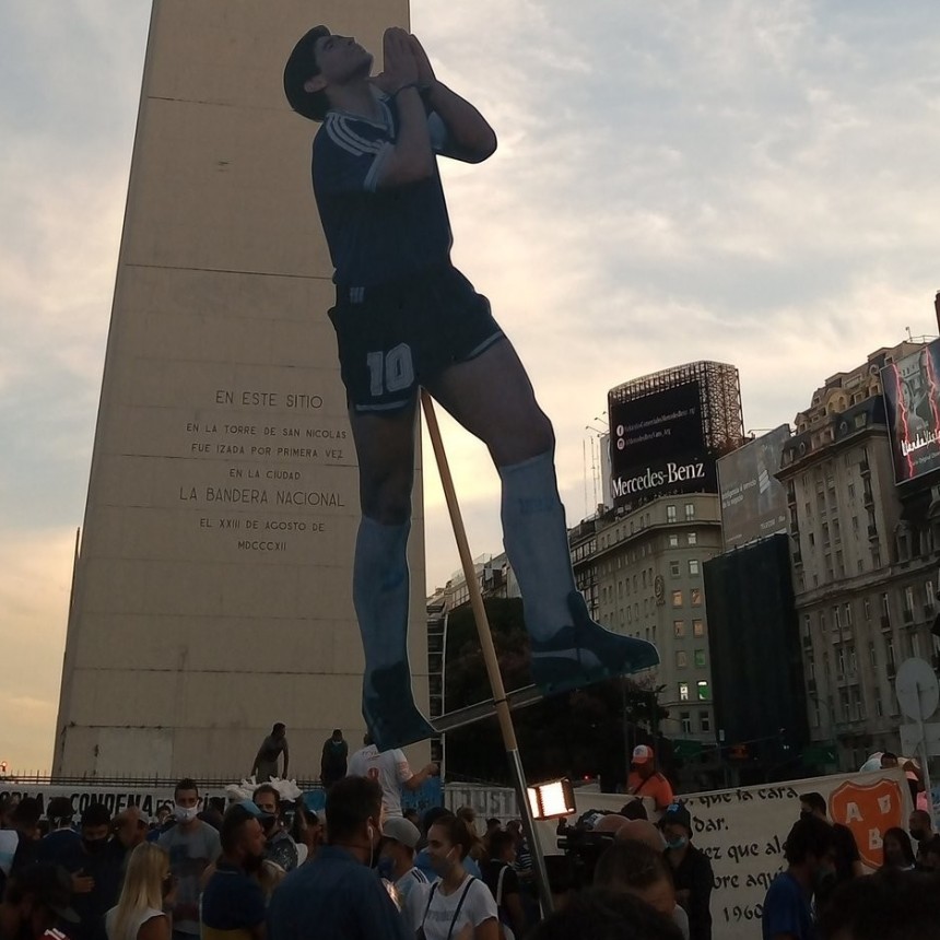 Miles de personas pidieron justicia por la muerte de Maradona