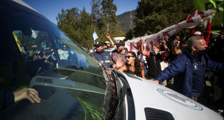 Cinco detenidos por la agresión a la comitiva presidencial en Chubut 