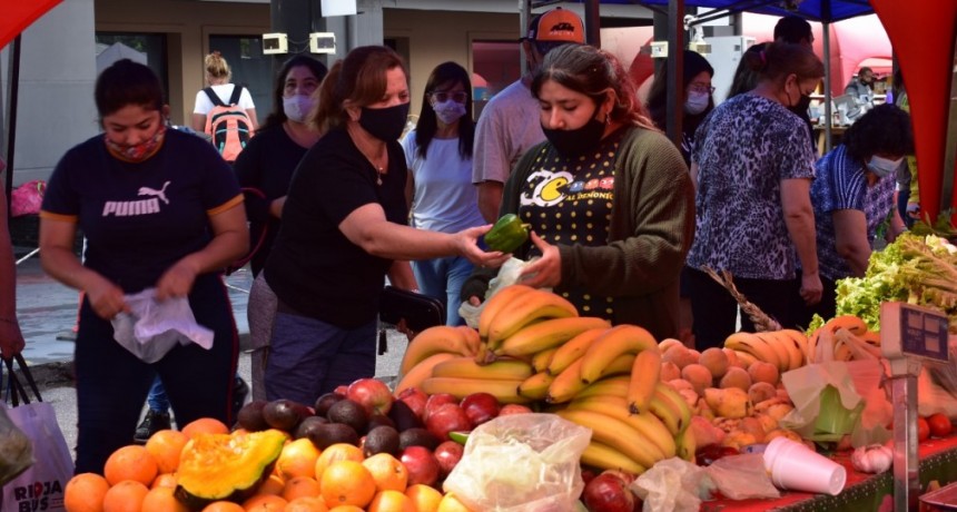 Una nueva edición del Mercado Popular se realizó en el Paseo Evita