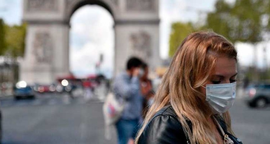 Los franceses ya no deben usar barbijo en el trabajo ni pase sanitario en restaurantes