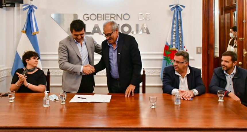 Firman convenio para implementar la Escuela de Cultura Hídrica Riojana 