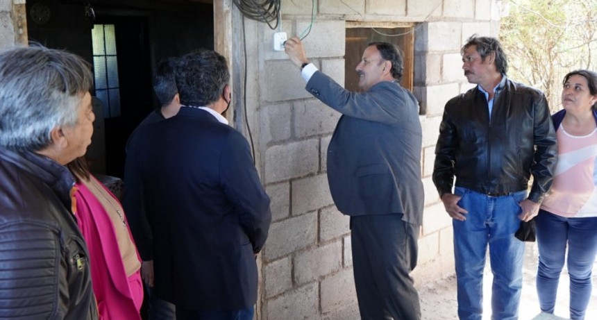 El gobernador Ricardo Quintela inauguró línea de media y baja tensión en Chelcos 
