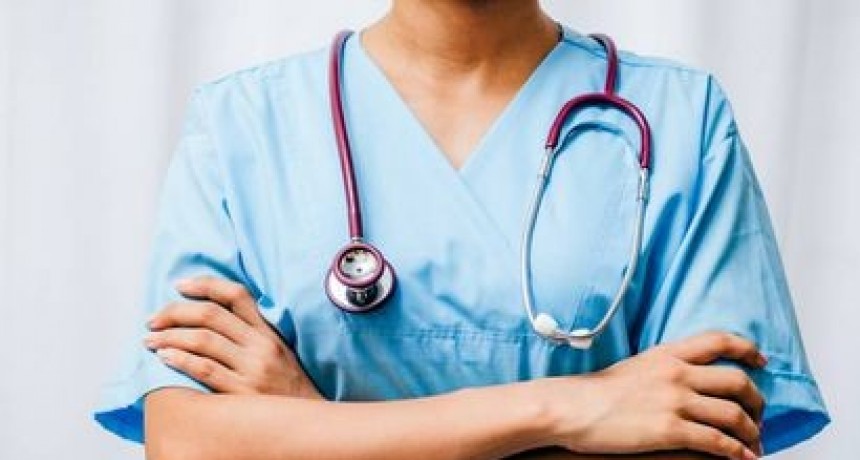 El Ministerio de Salud inició investigación administrativa y resolvió suspender a profesional médico denunciado 