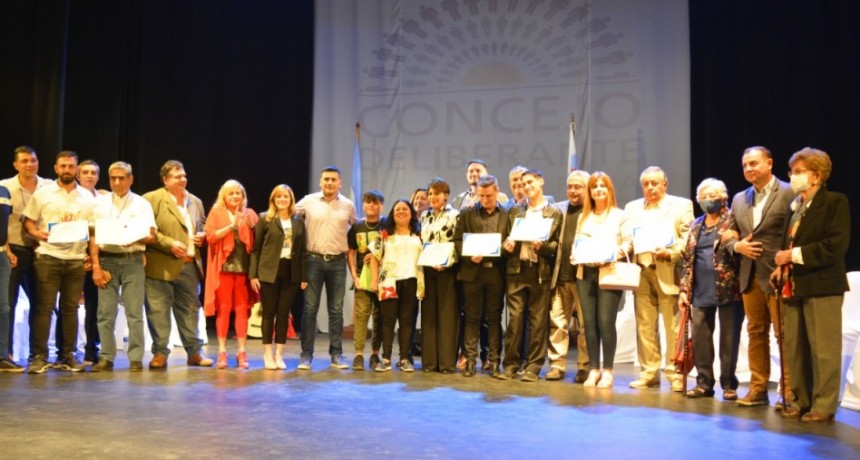 El Concejo Deliberante entregó distinciones en el Teatro de la Ciudad