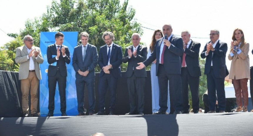 El gobernador Ricardo Quintela anunció el financiamiento de dos proyectos de obras para la provincia 