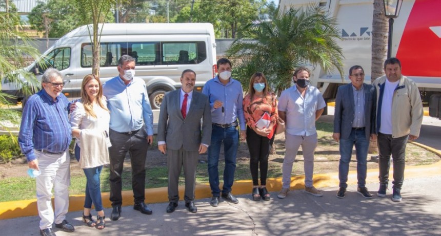 El gobierno provincial entregó tres vehículos para el municipio de Vinchina 