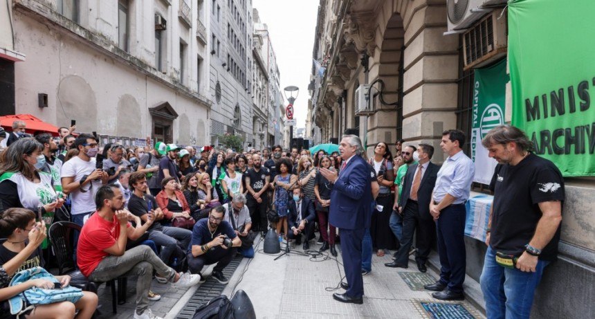 El Presidente y De Pedro descubrieron una baldosa en memoria de trabajadores detenidos desaparecidos