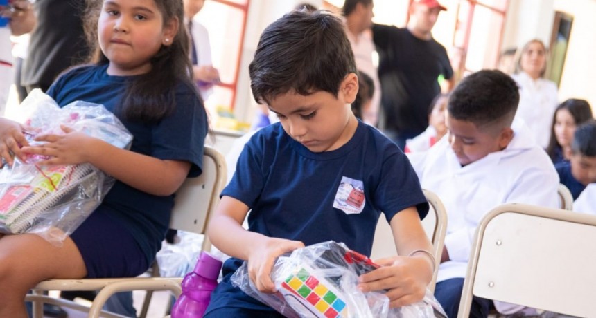 El Gobierno provincial entregó kits escolares e inauguró obras en escuela de Sanagasta