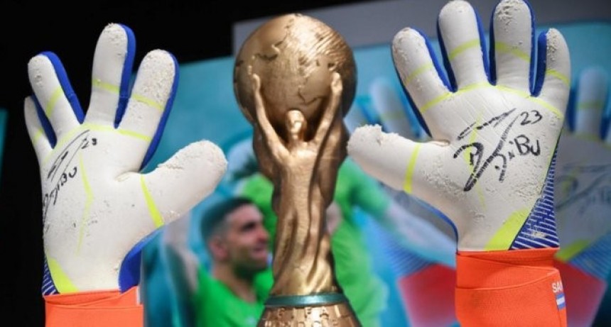 Subastaron los guantes que usó el Dibu Martínez en Qatar por 45.000 dólares