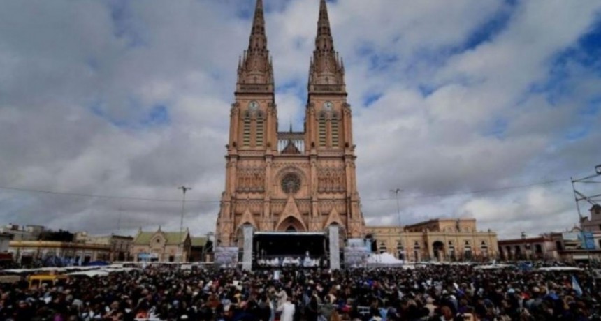 Una multitud celebró en Luján los primeros 10 años del papado de Francisco 