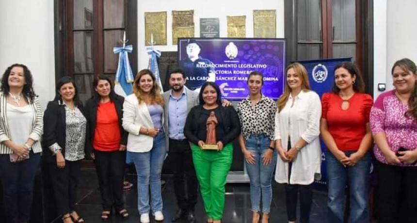 Entrega de reconocimiento a la primera mujer instructora de armas cortas y largas en la policia provincial