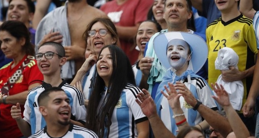   Un Monumental colmado espera por los campeones del mundo 