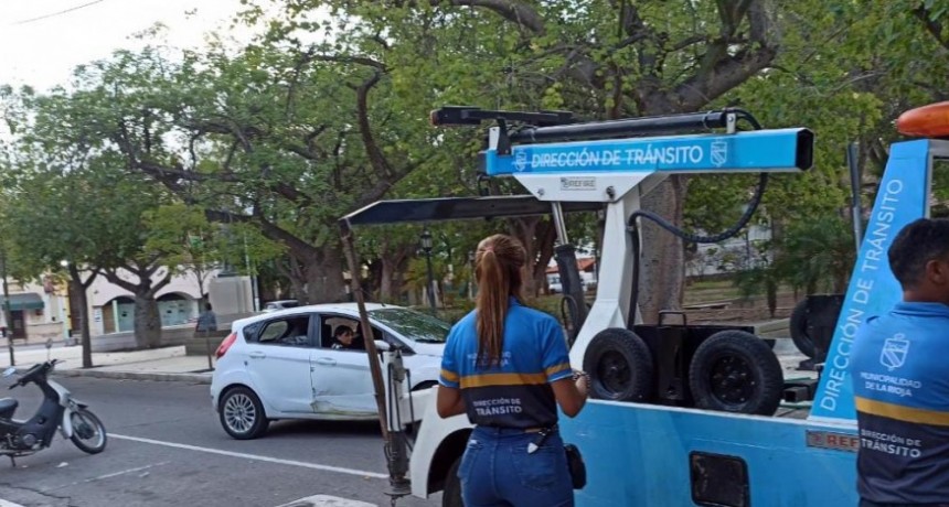 Funcionaria municipal dobló a la izquierda en pleno centro y no le retuvieron el vehículo por órdenes superiores
